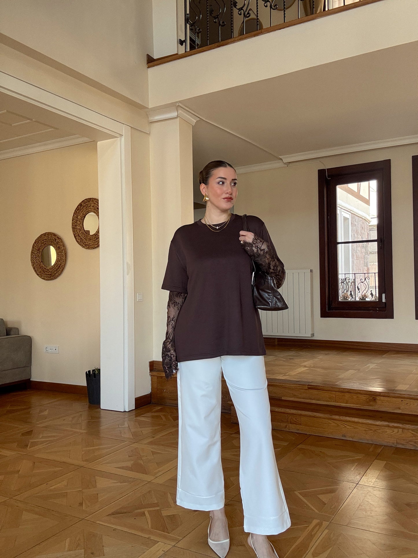 Kolları güpür detaylı basic tişört Kahve