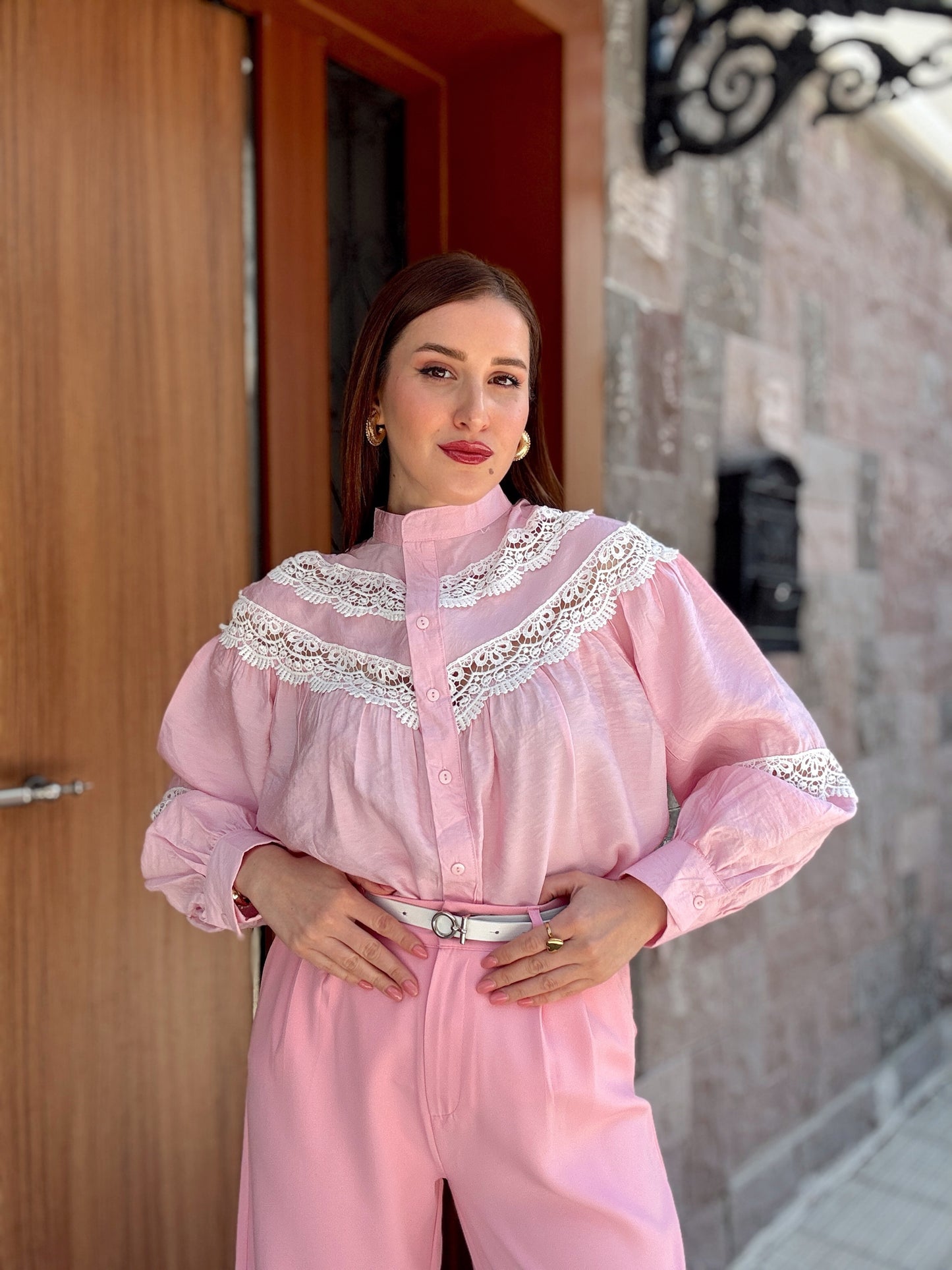Güpür işlemeli hakim yaka gömlek -PEMBE