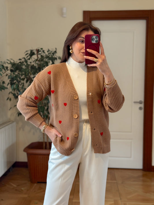 Kalp İşlemeli düğmeli triko hırka Camel-Kırmızı