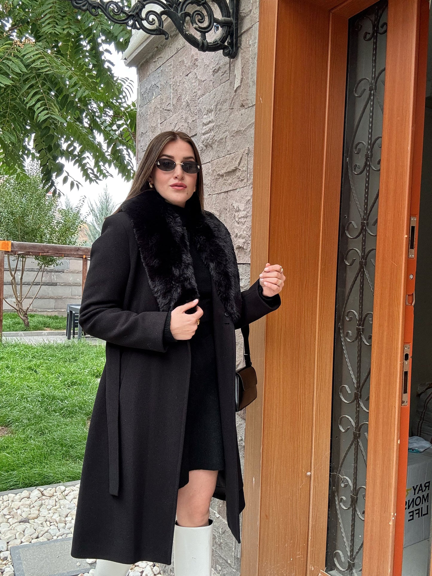 Yakası Çıkarılabilir Kürklü Kaban - SİYAH