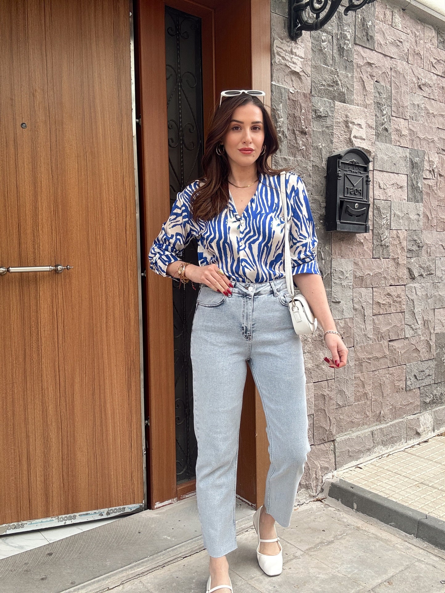Kesik paça yıkamalı mom fit jean BUZ MAVİ