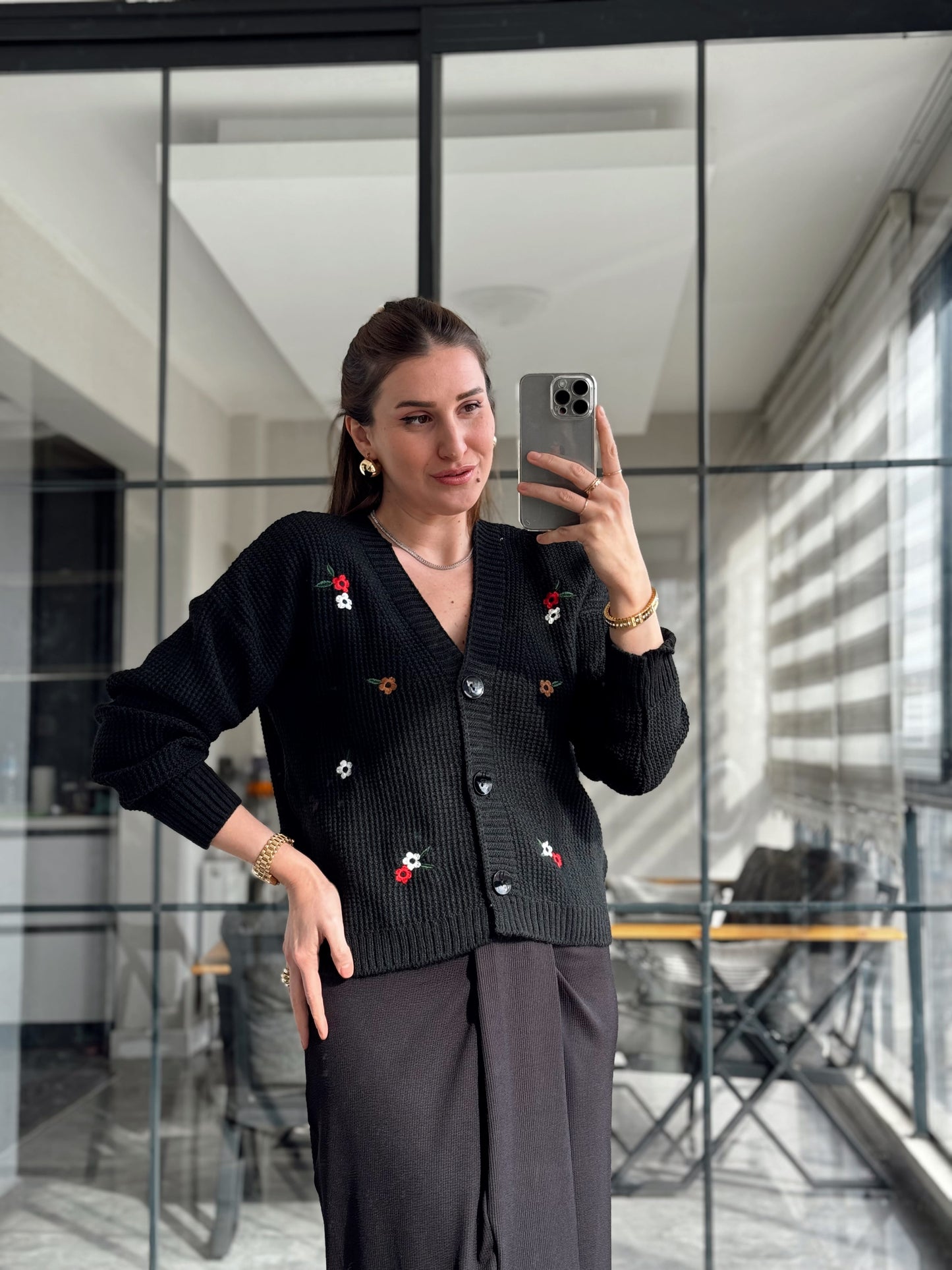 Çiçek işlemeli triko hırka SİYAH