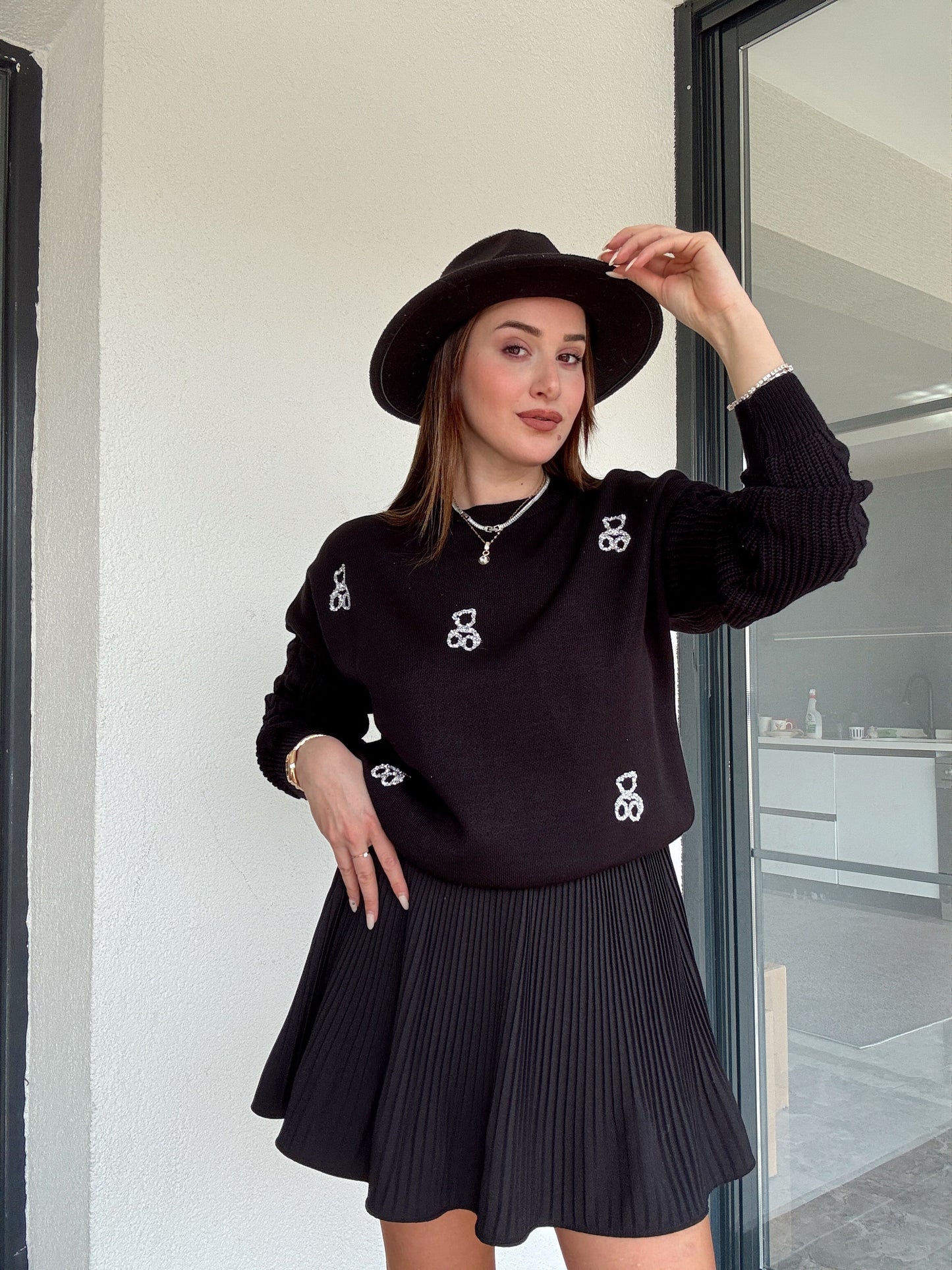 Taş işlemeli ayıcıklı kazak SİYAH