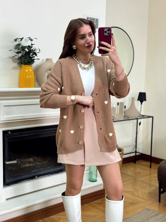 Kalp İşlemeli düğmeli triko hırka Camel