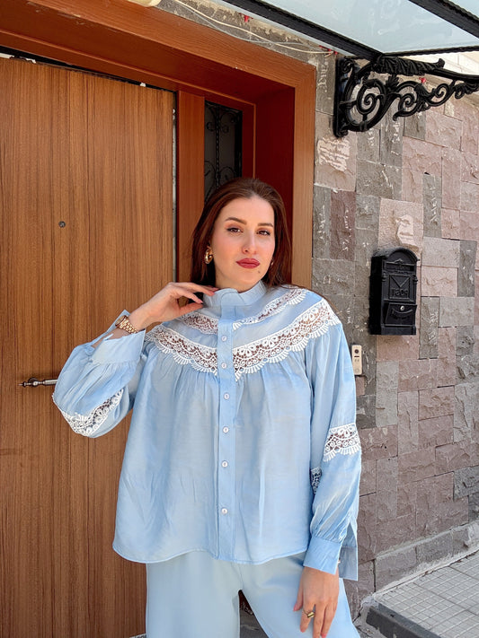 Güpür işlemeli hakim yaka gömlek -MAVİ