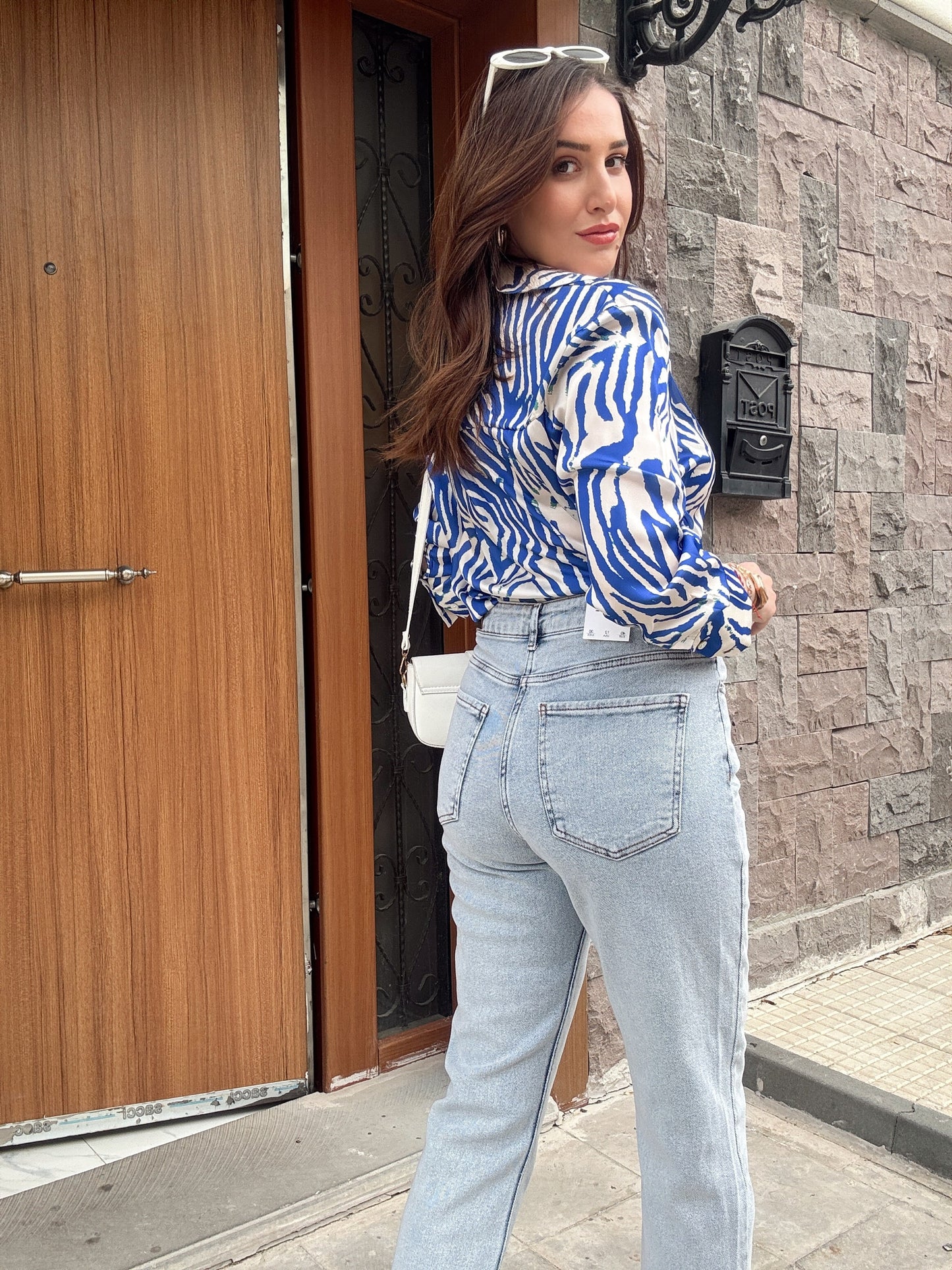 Kesik paça yıkamalı mom fit jean BUZ MAVİ