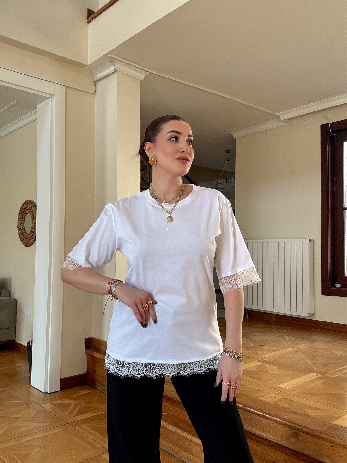 Kolu eteği dantelli tişört Beyaz