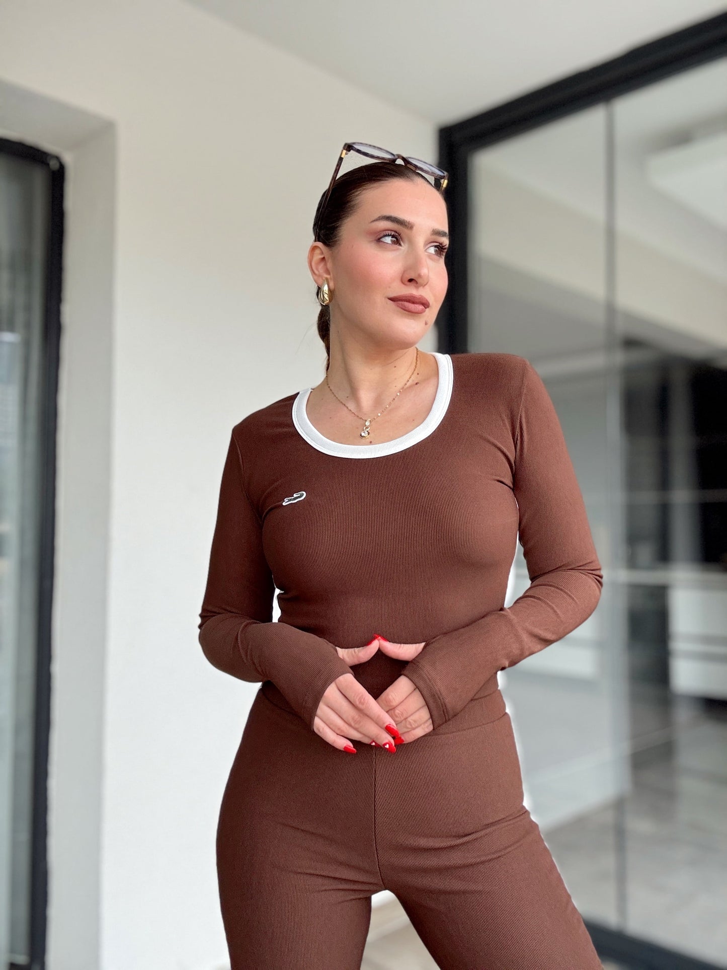 Parmak geçmeli oval yaka nakışlı takım Kahve