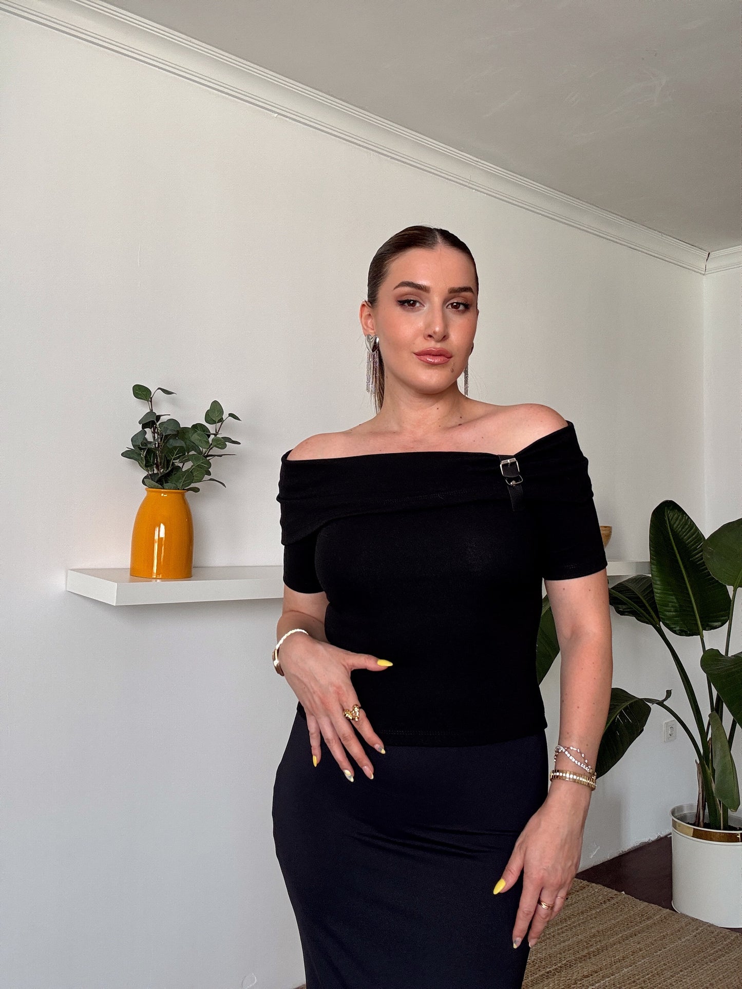 Madonna yaka kemer aksesuarlı bluz SİYAH