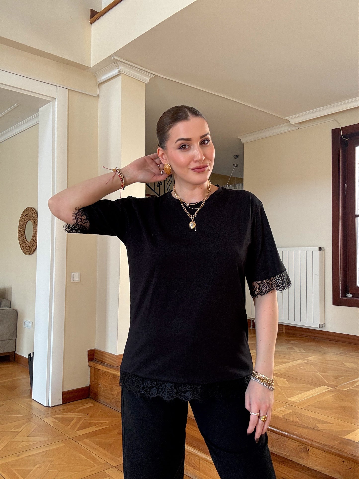 Kolu eteği dantelli tişört Siyah