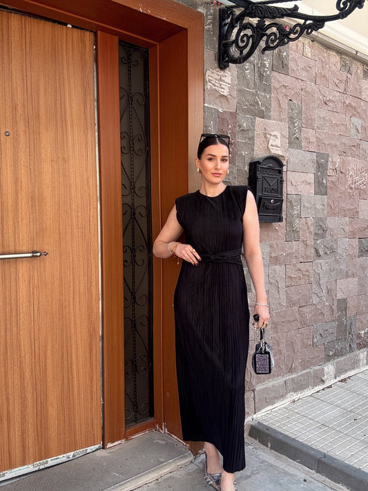 Bel Kemer Detaylı Vatkalı Elbise SİYAH