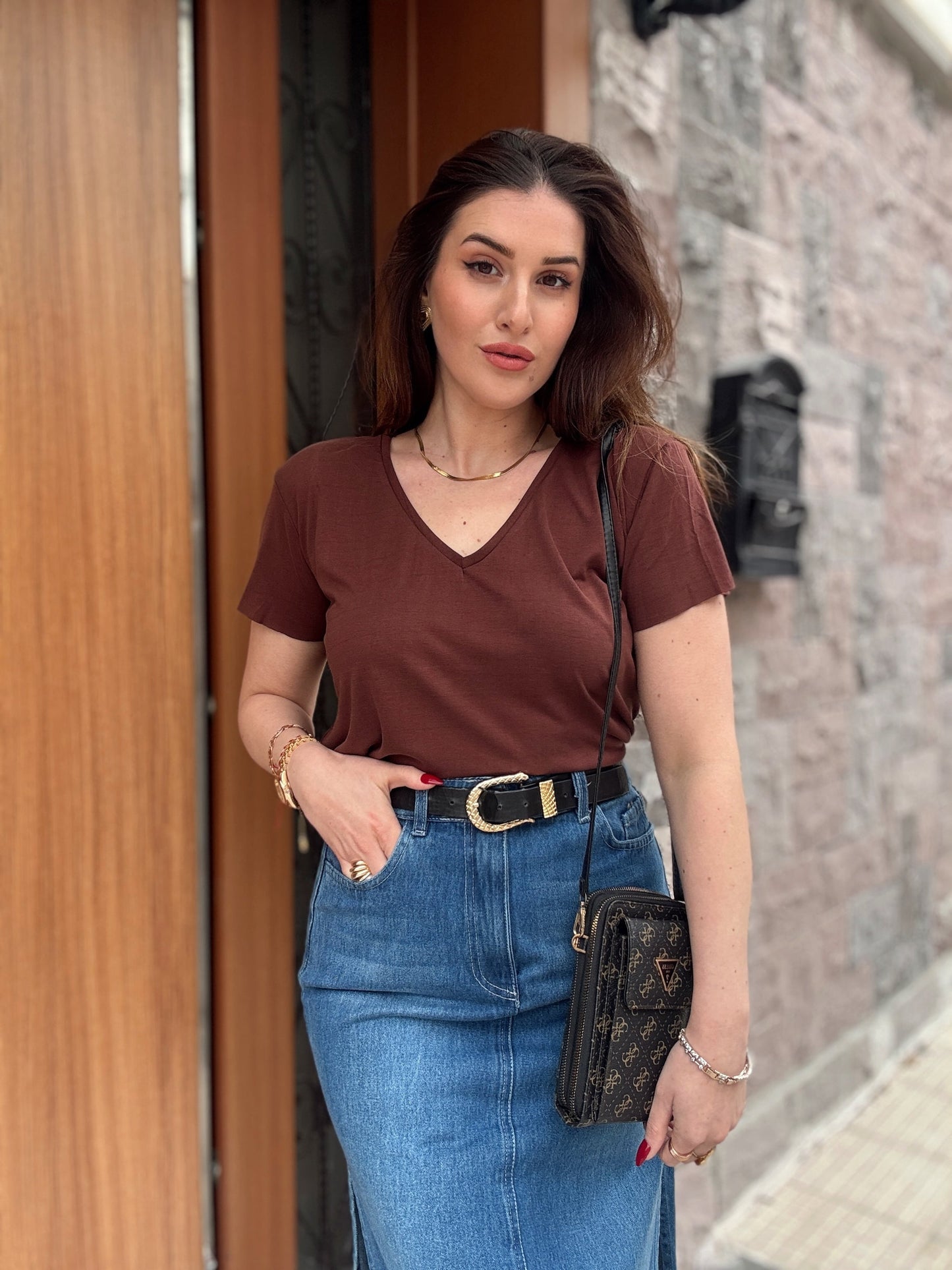 V yaka Modal Kumaş Yırtmaçlı Tişört Kahve