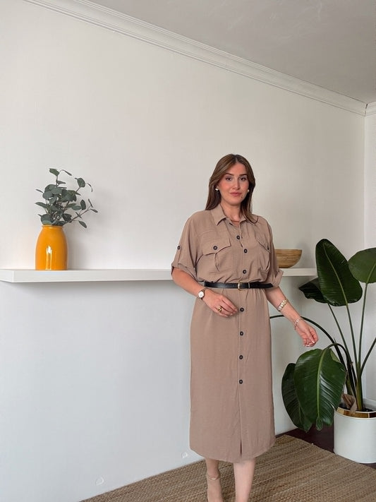 Kısa kol önden düğmeli kemerli elbise VİZON