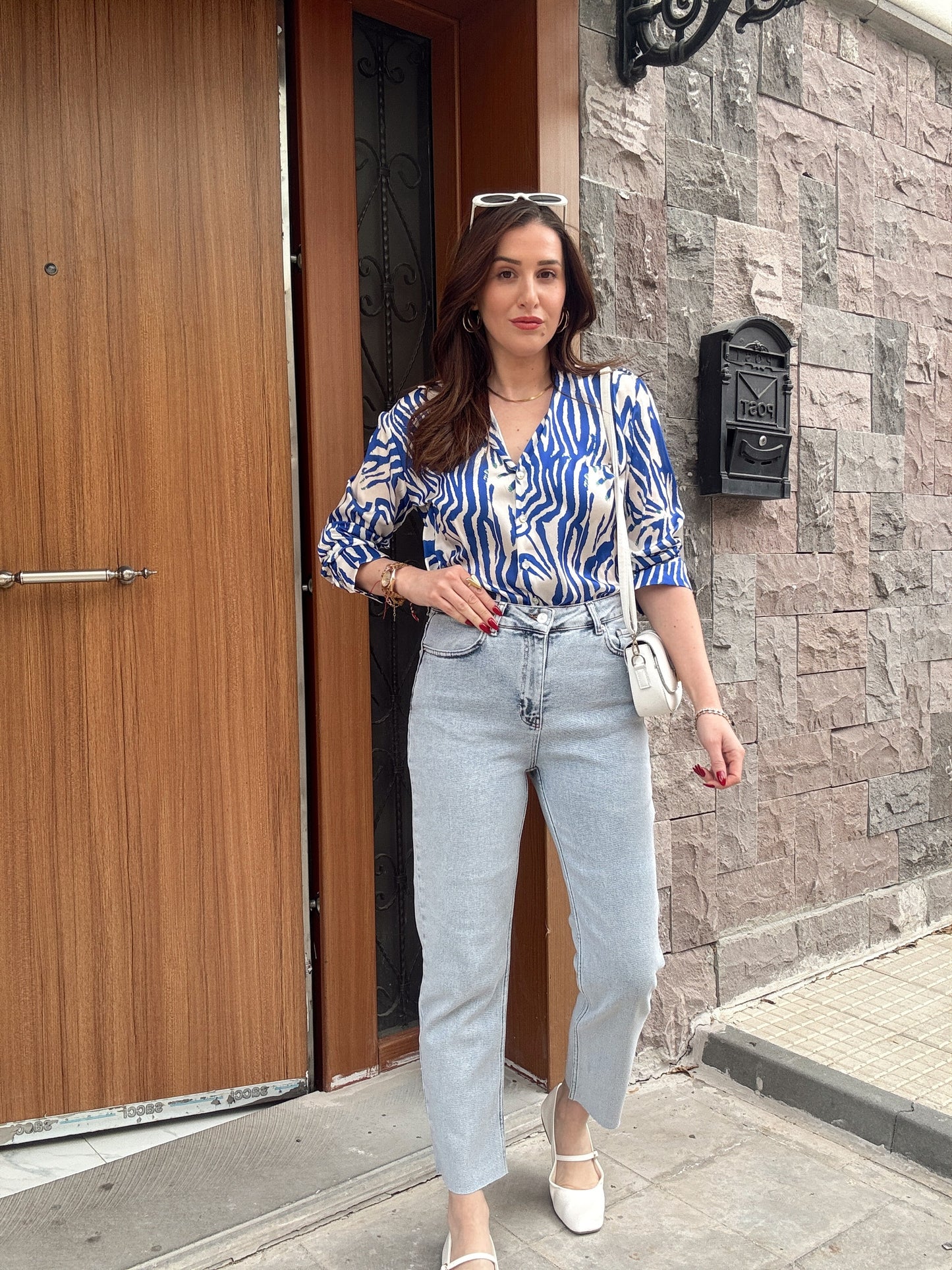 Kesik paça yıkamalı mom fit jean BUZ MAVİ