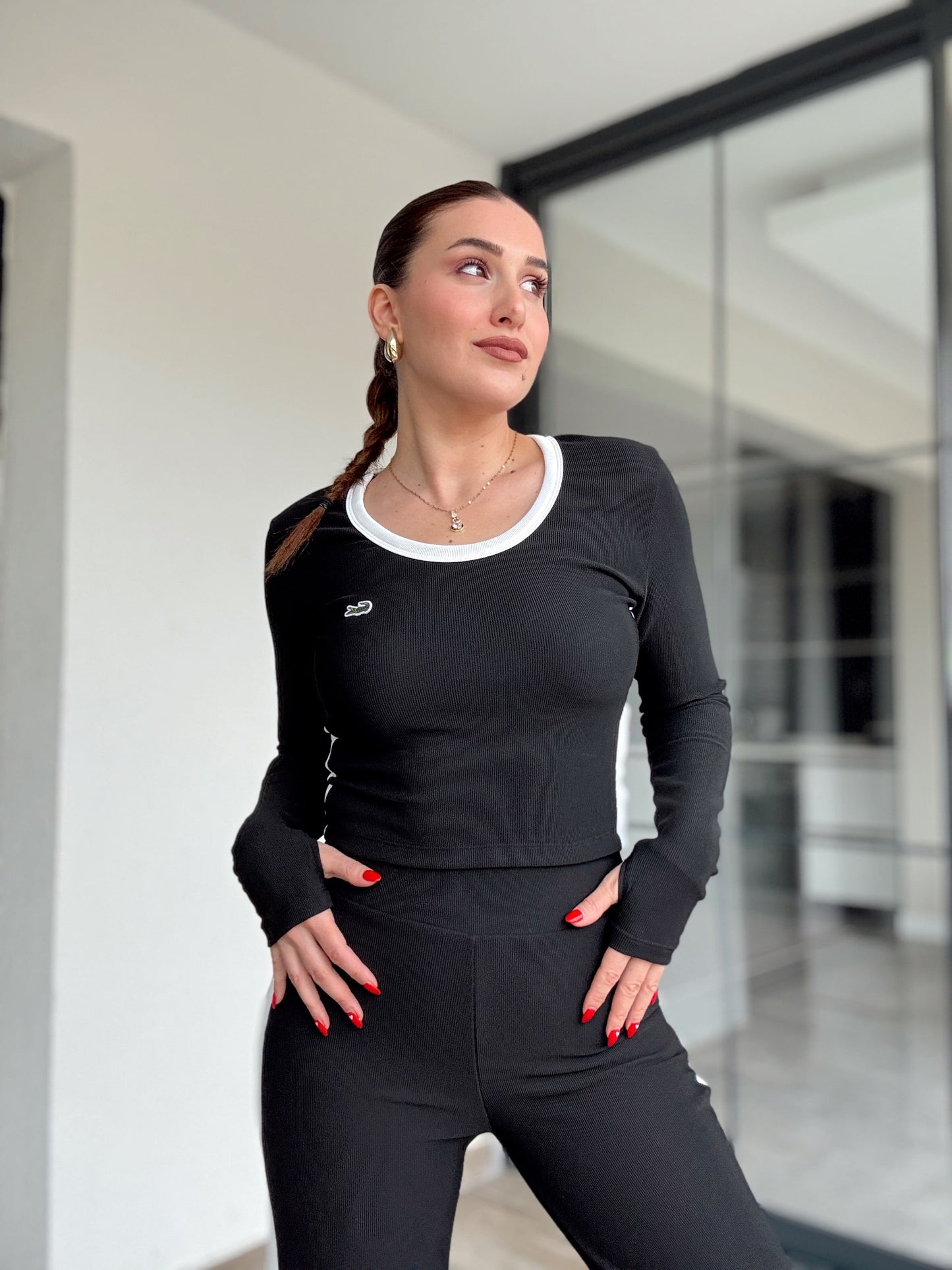 Parmak geçmeli oval yaka nakışlı takım Siyah