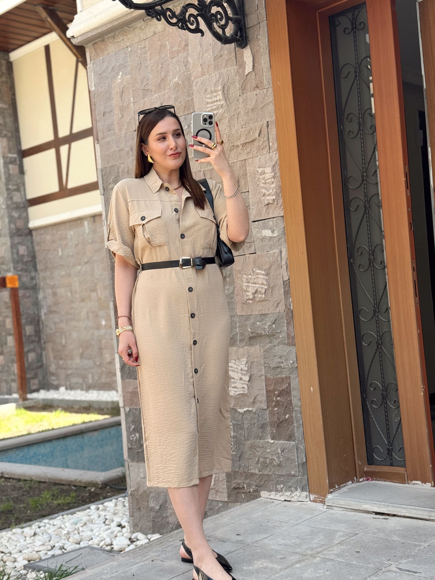 Kısa kol önden düğmeli kemerli elbise BEJ
