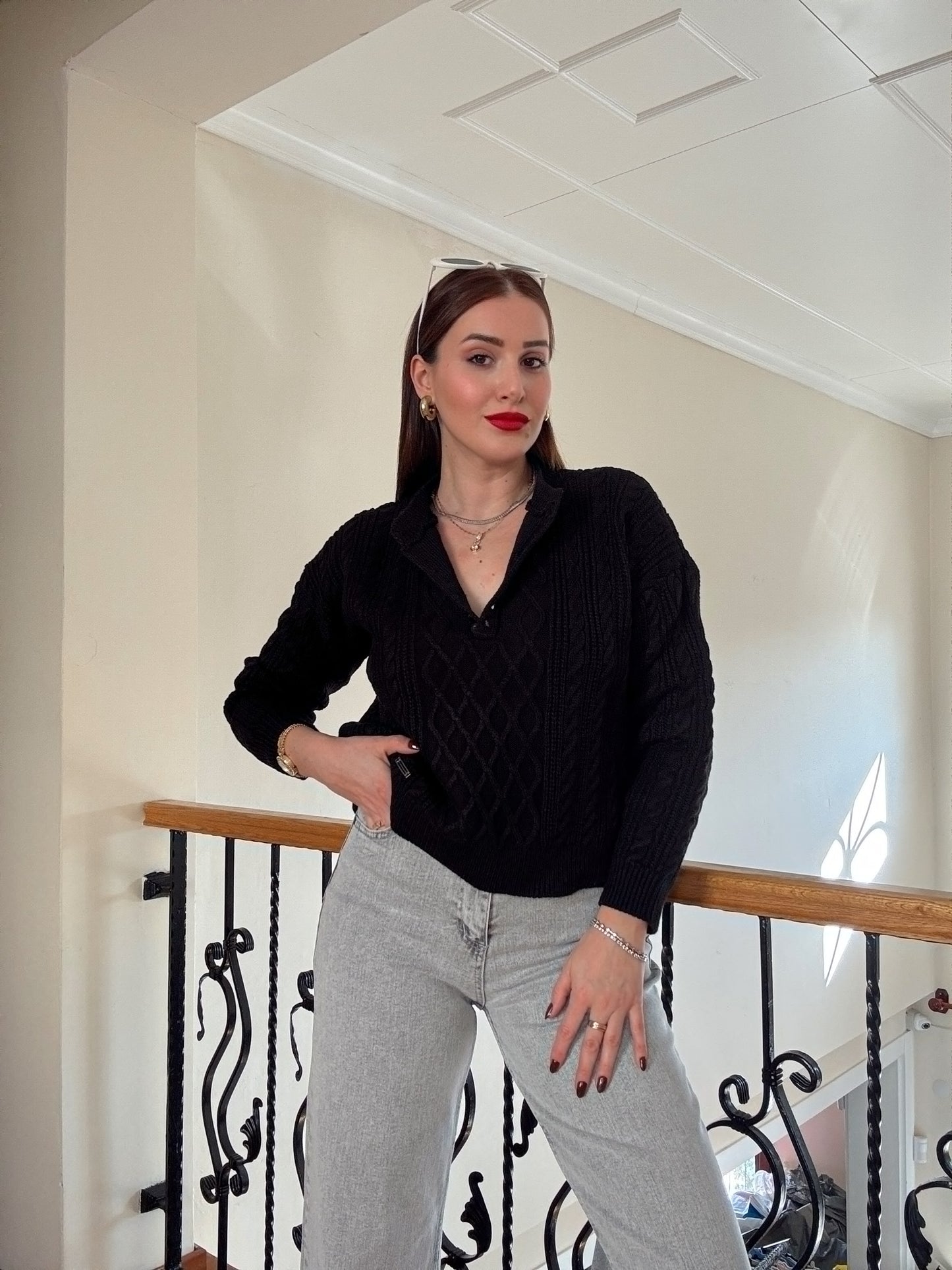 SAÇ ÖRGÜLÜ DÜĞMELİ BLUZ SİYAH