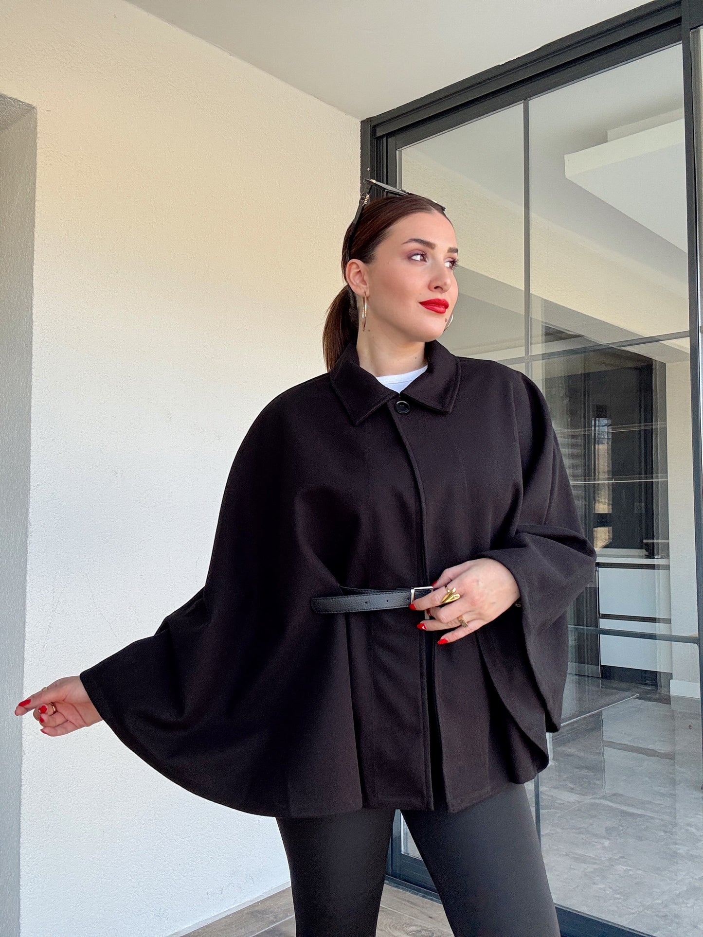Yakalı kemerli panço siyah
