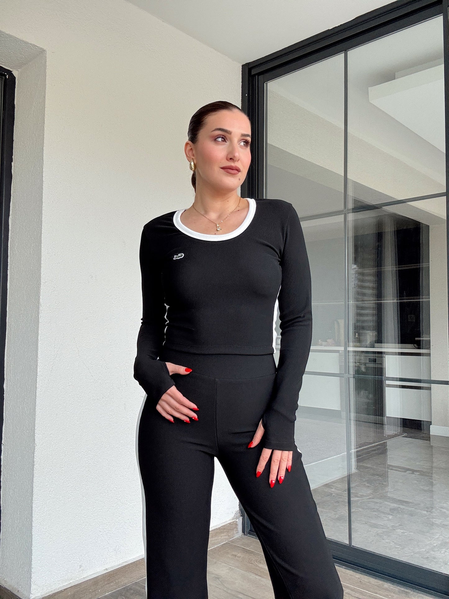 Parmak geçmeli oval yaka nakışlı takım Siyah