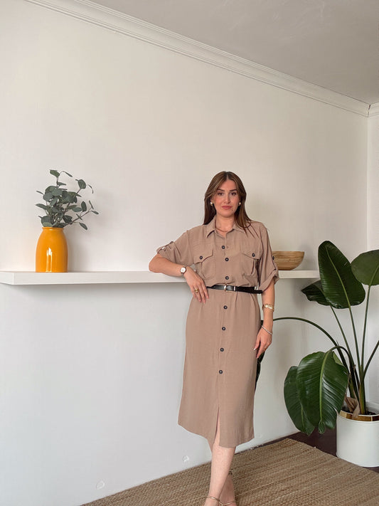 Kısa kol önden düğmeli kemerli elbise VİZON