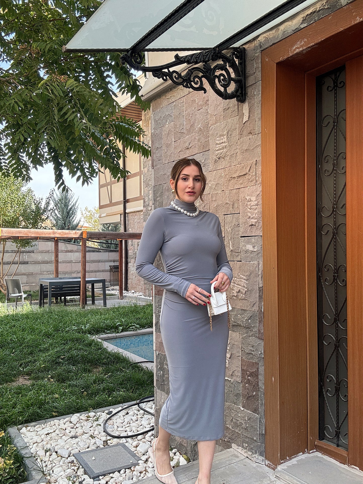 Dik Yaka Büzgülü Sandy Elbise - GRİ
