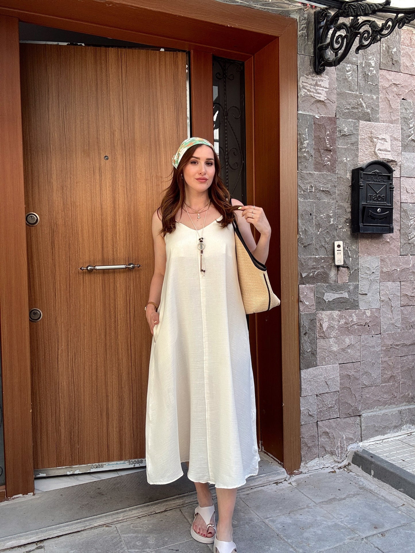 Kolye aksesuar detaylı keten elbise BEJ