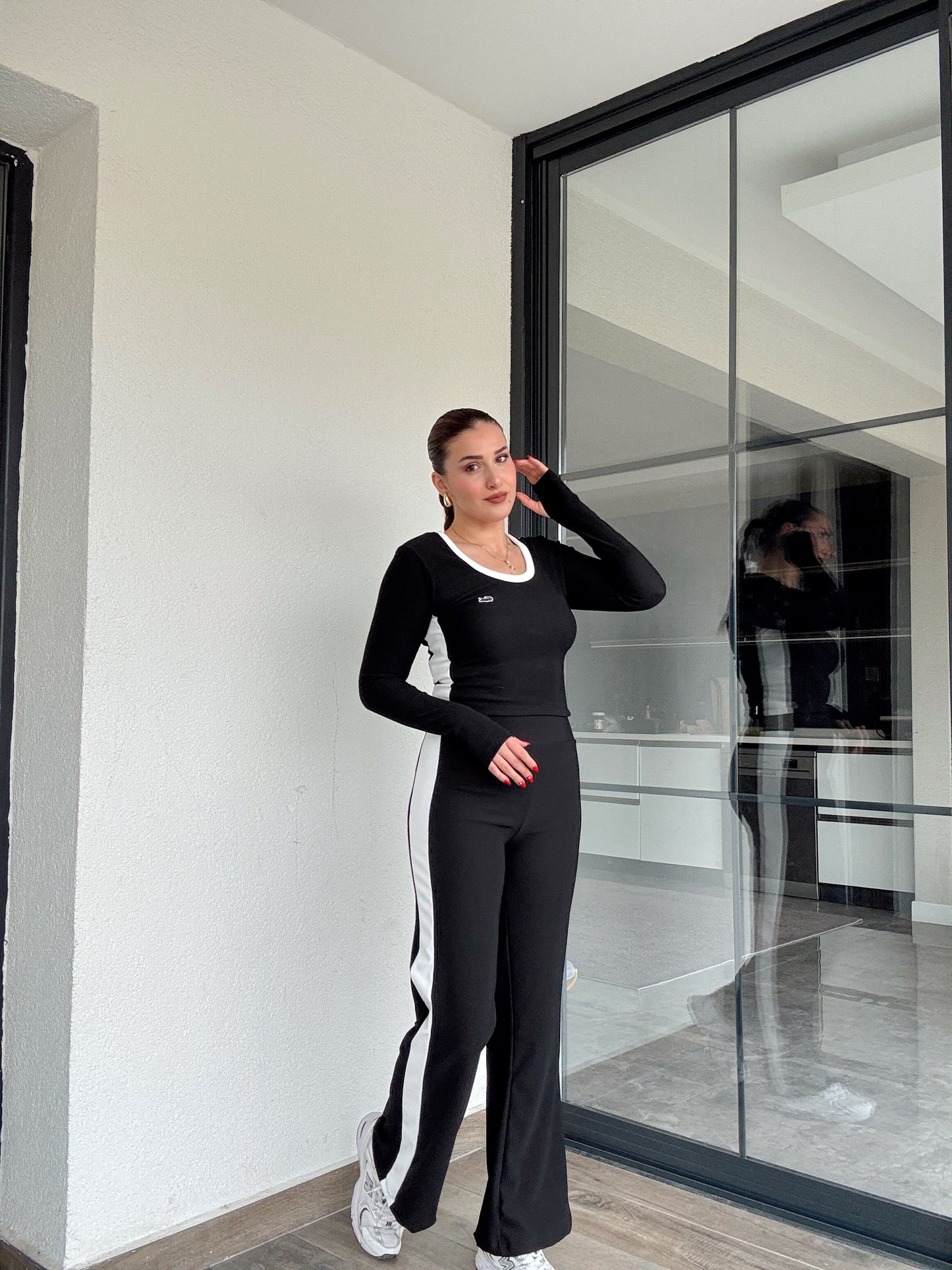 Parmak geçmeli oval yaka nakışlı takım Siyah
