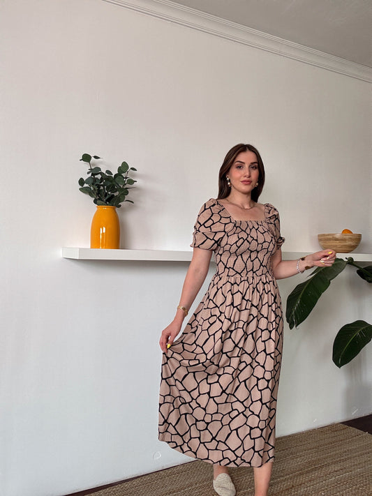 Desenli gipeli volanlı elbise CAMEL