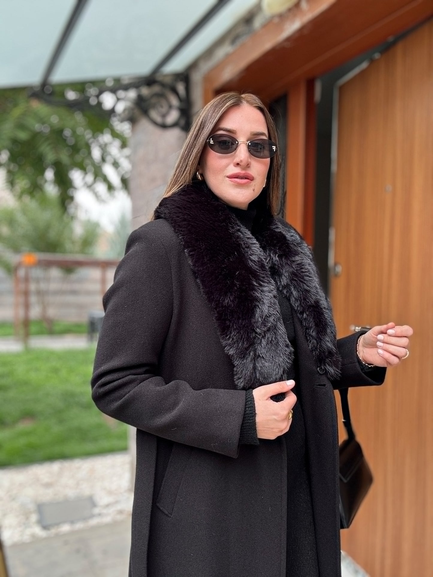 Yakası Çıkarılabilir Kürklü Kaban - SİYAH