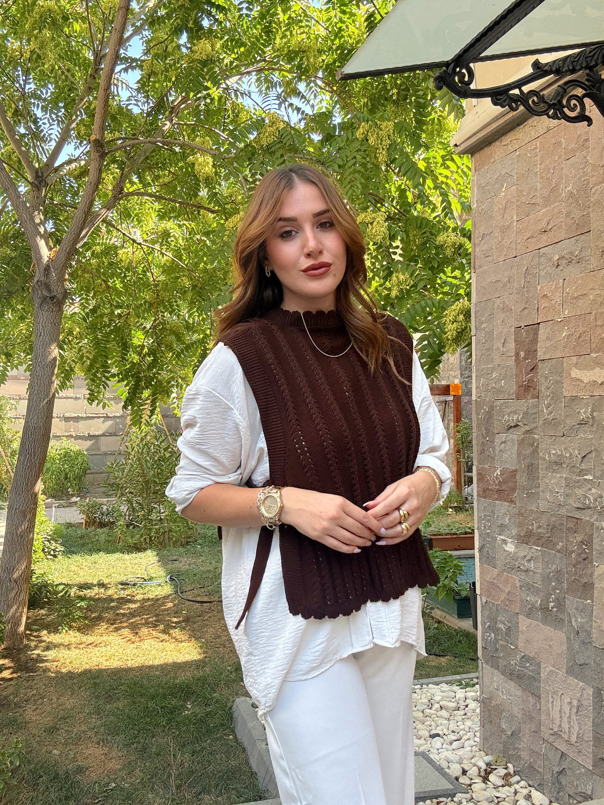 Şerit delik desenli triko yelek Kahve