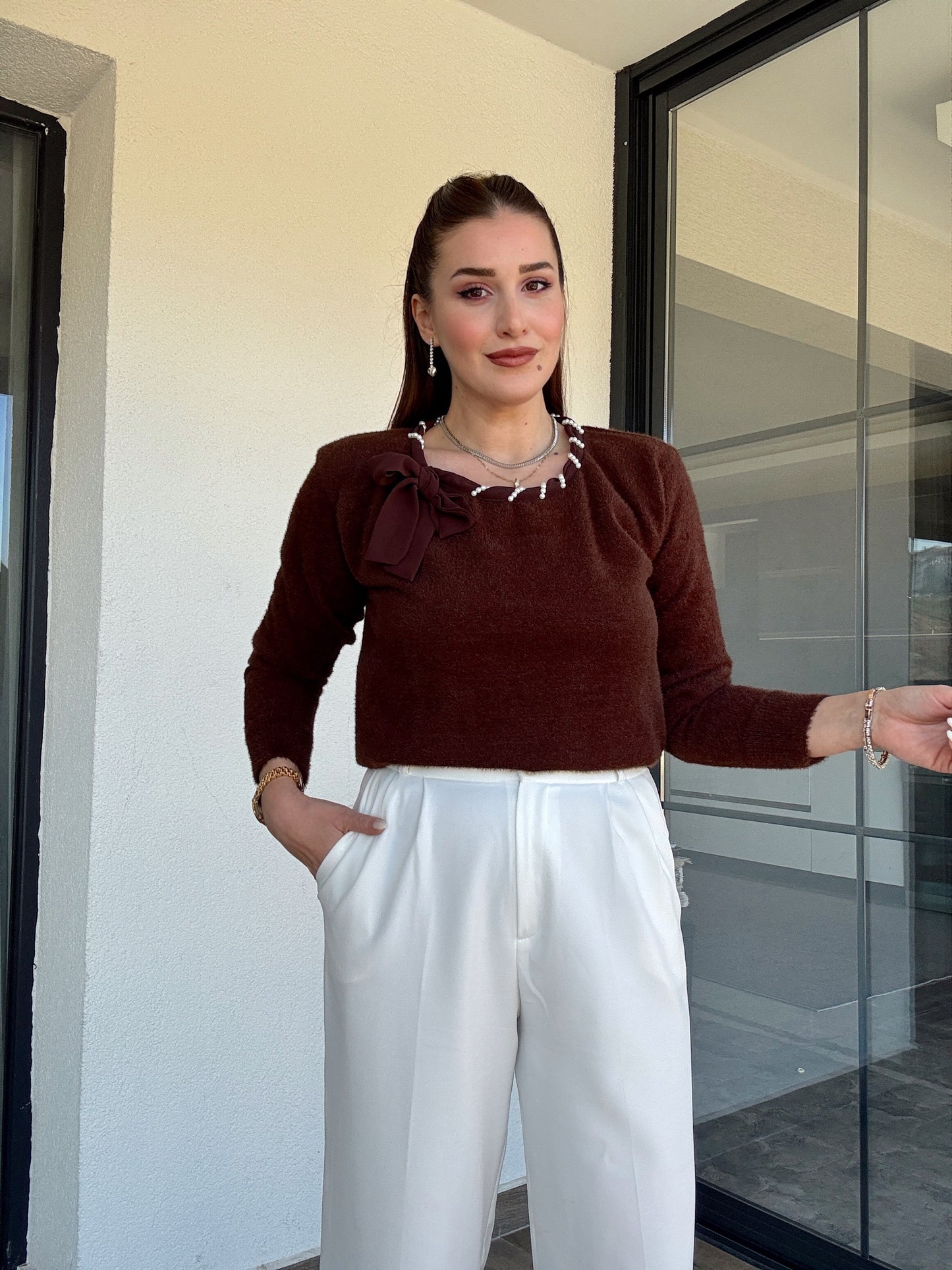 Yaka inci detaylı SİMLİ kazak KAHVERENGİ