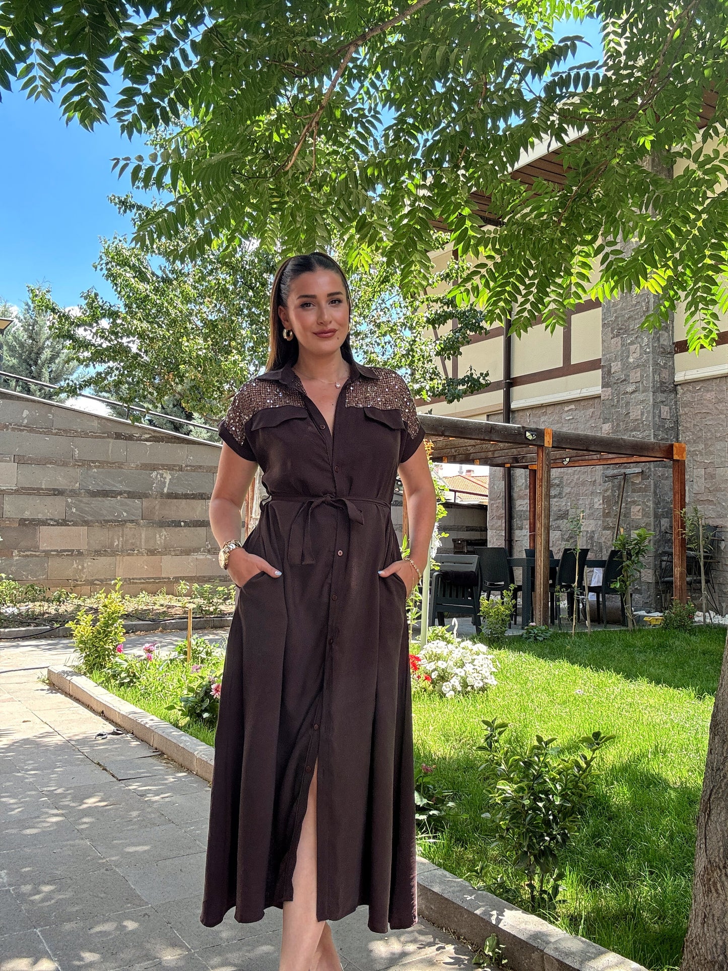 Omuz pul detaylı tensel elbise Kahve
