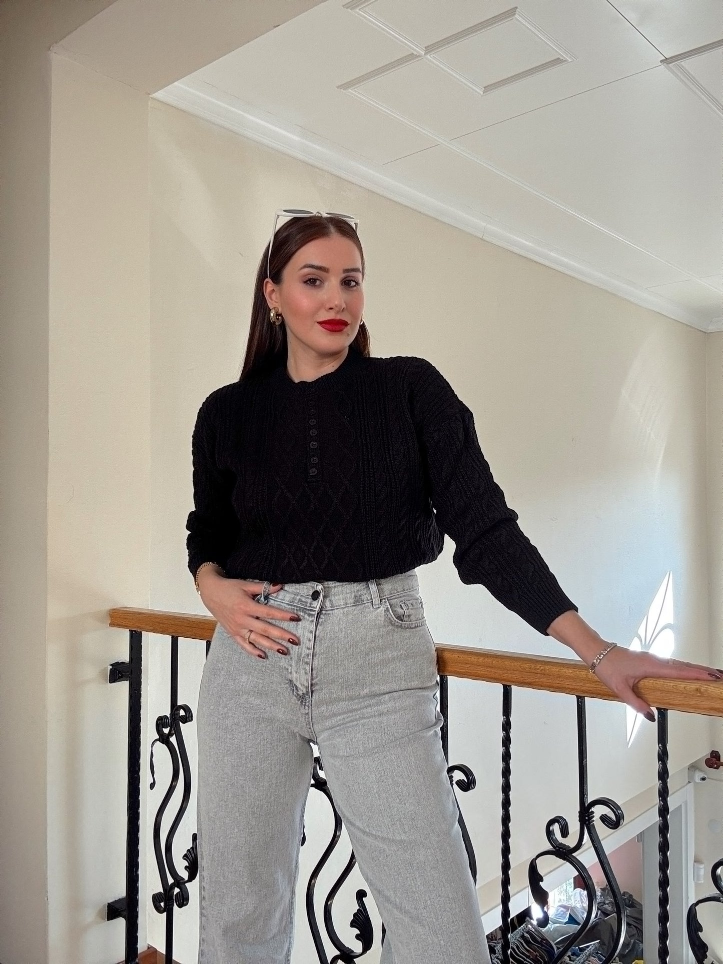 SAÇ ÖRGÜLÜ DÜĞMELİ BLUZ SİYAH