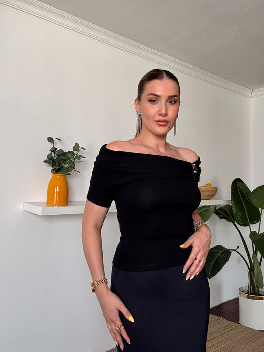 Madonna yaka kemer aksesuarlı bluz SİYAH
