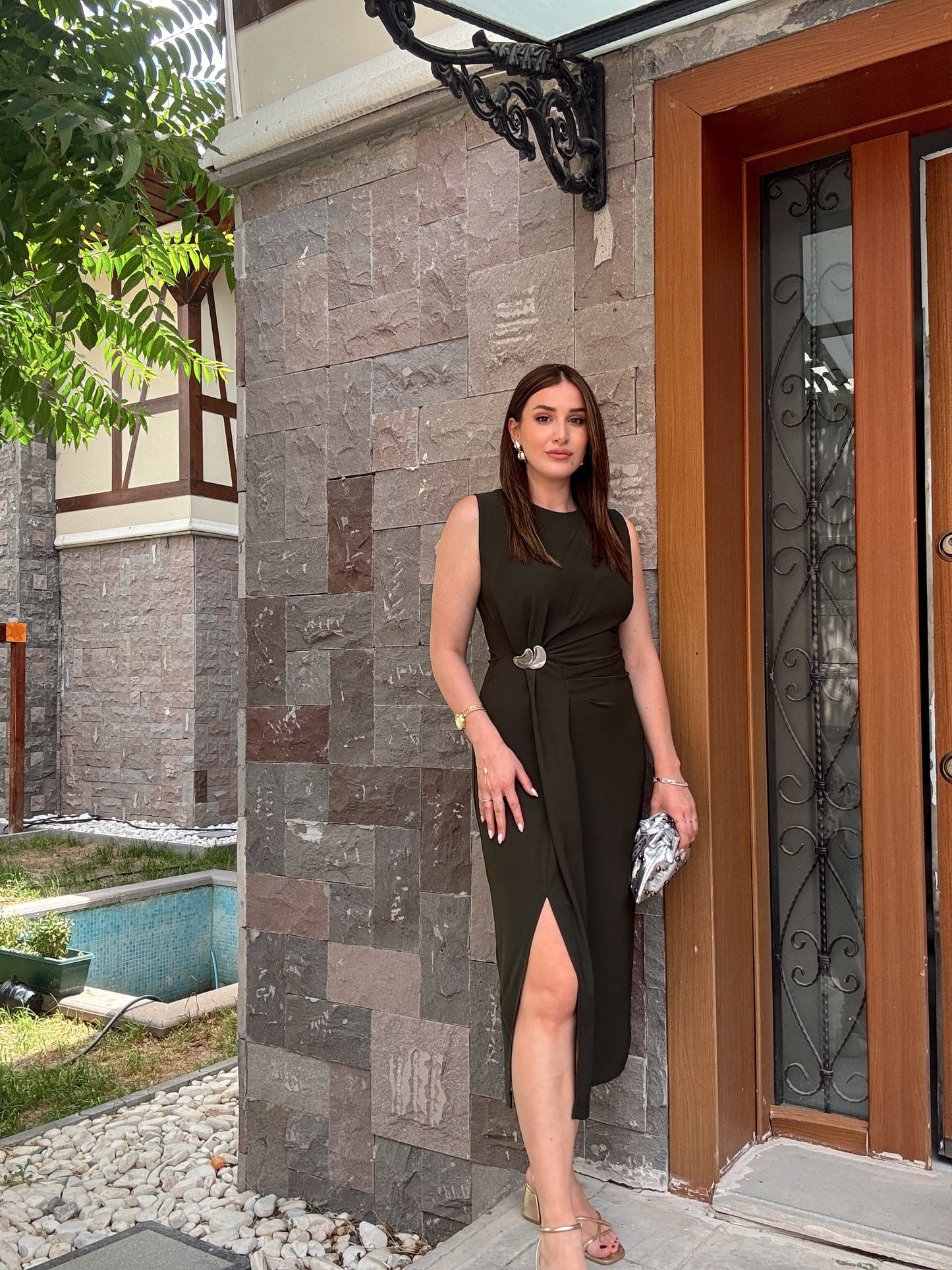 Kolsuz Pile Broşlu Premium Elbise Haki