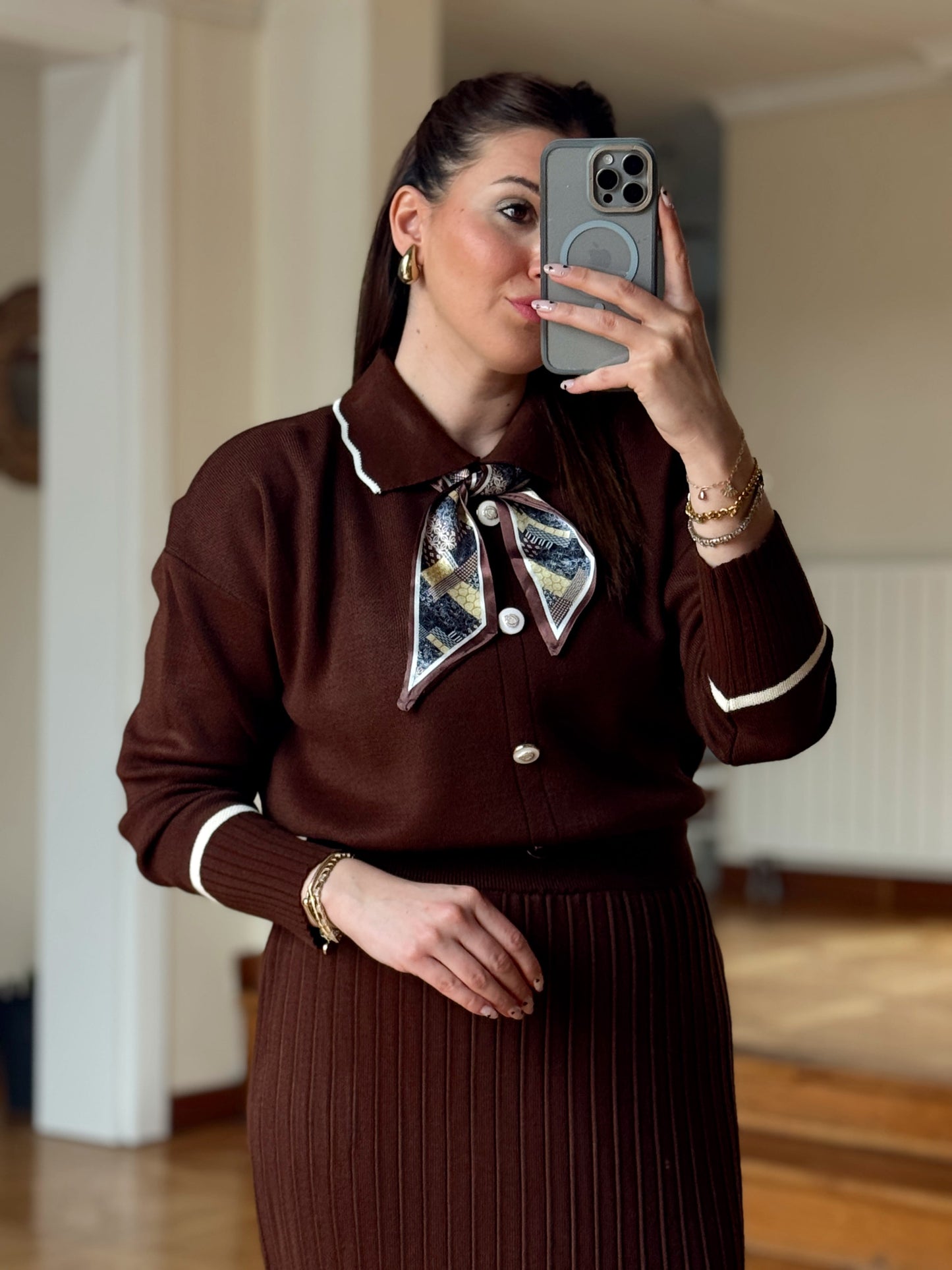 Fular detay aksesuarlı triko takım Kahve