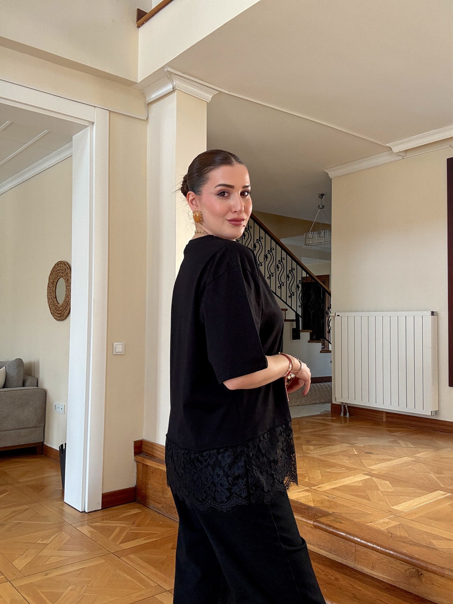 Eteği dantelli Tişört Siyah