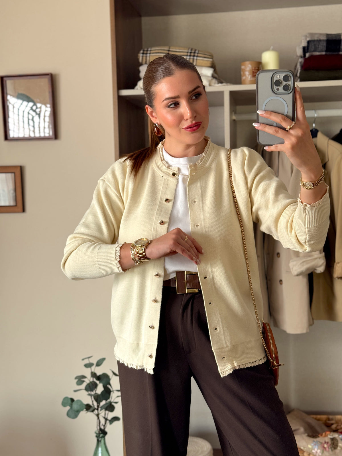 Yaka kol eteği dantelli düğmeli triko hırka Taş
