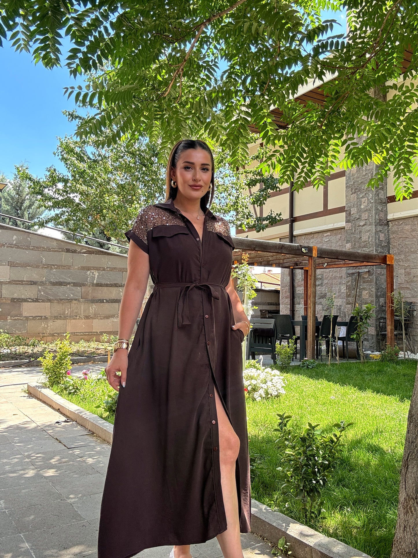 Omuz pul detaylı tensel elbise Kahve