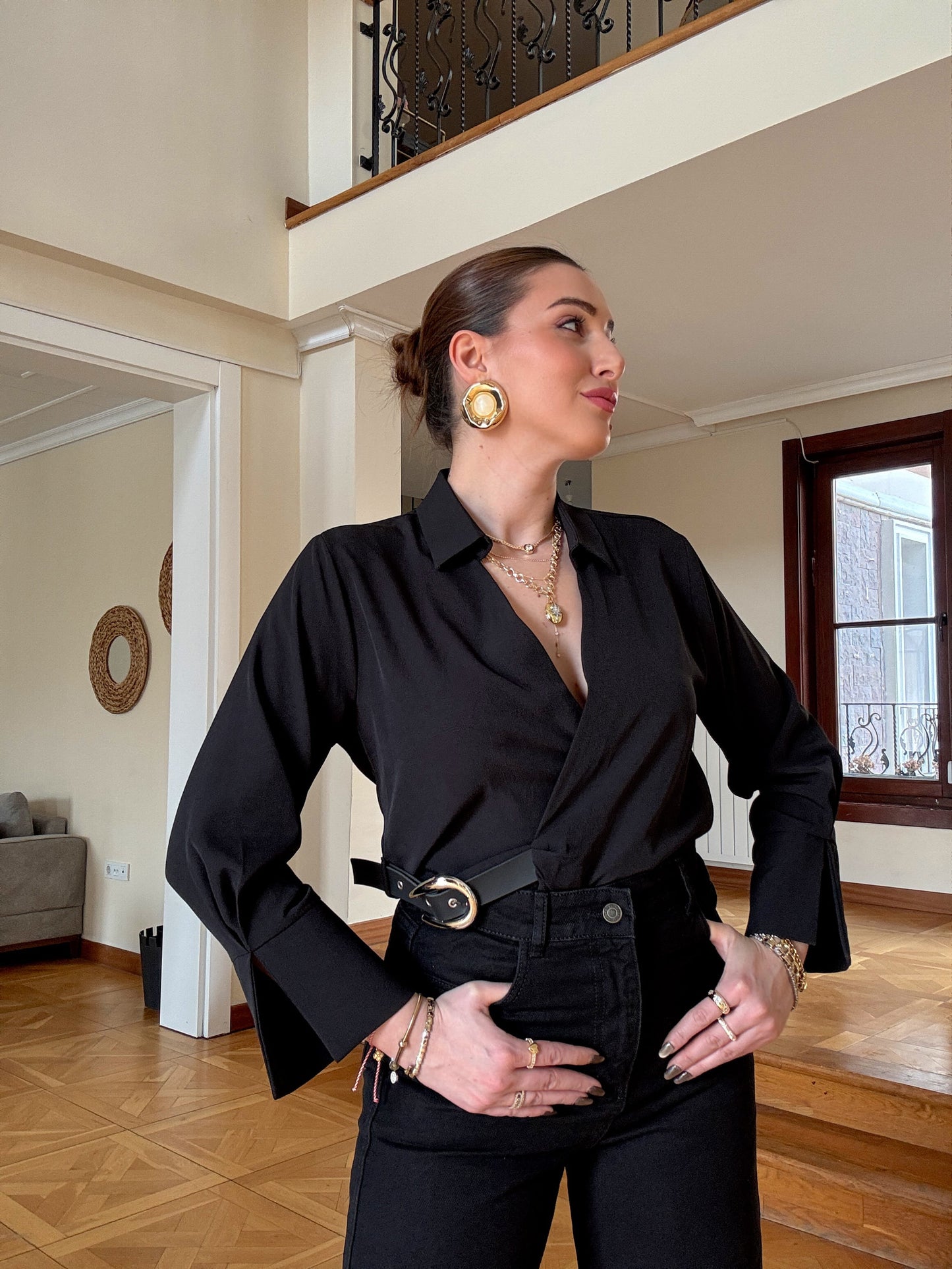 Önü kemer detaylı bluz SİYAH