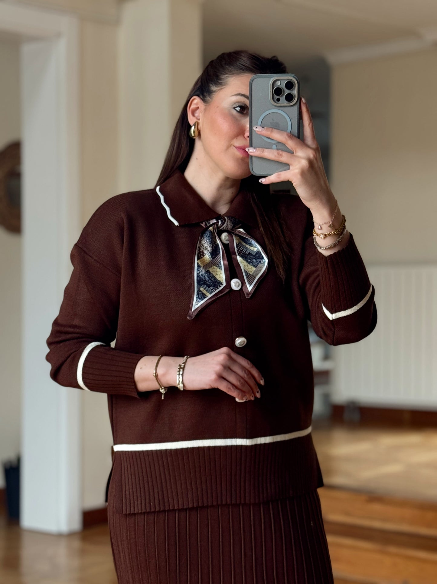 Fular detay aksesuarlı triko takım Kahve