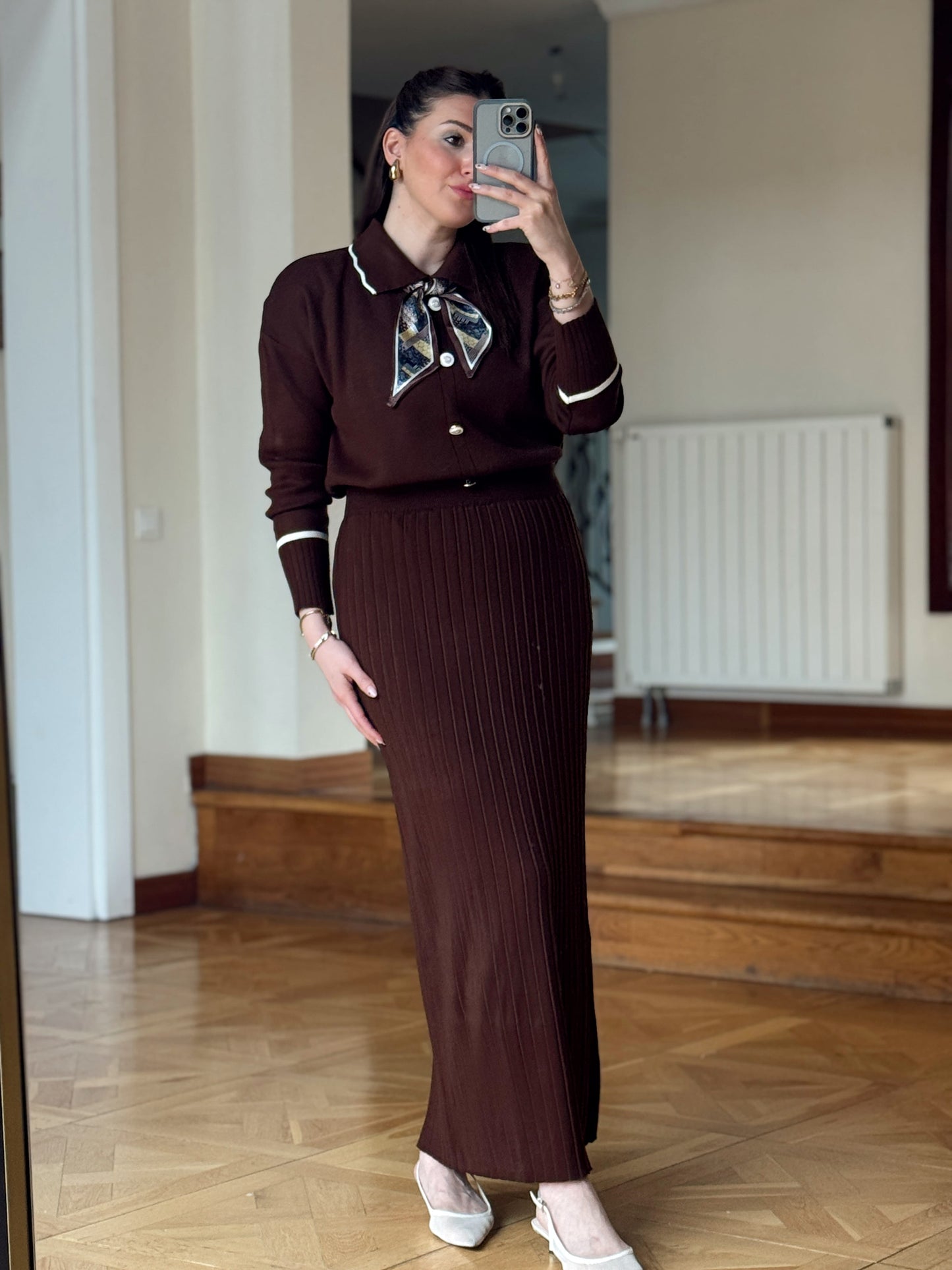 Fular detay aksesuarlı triko takım Kahve