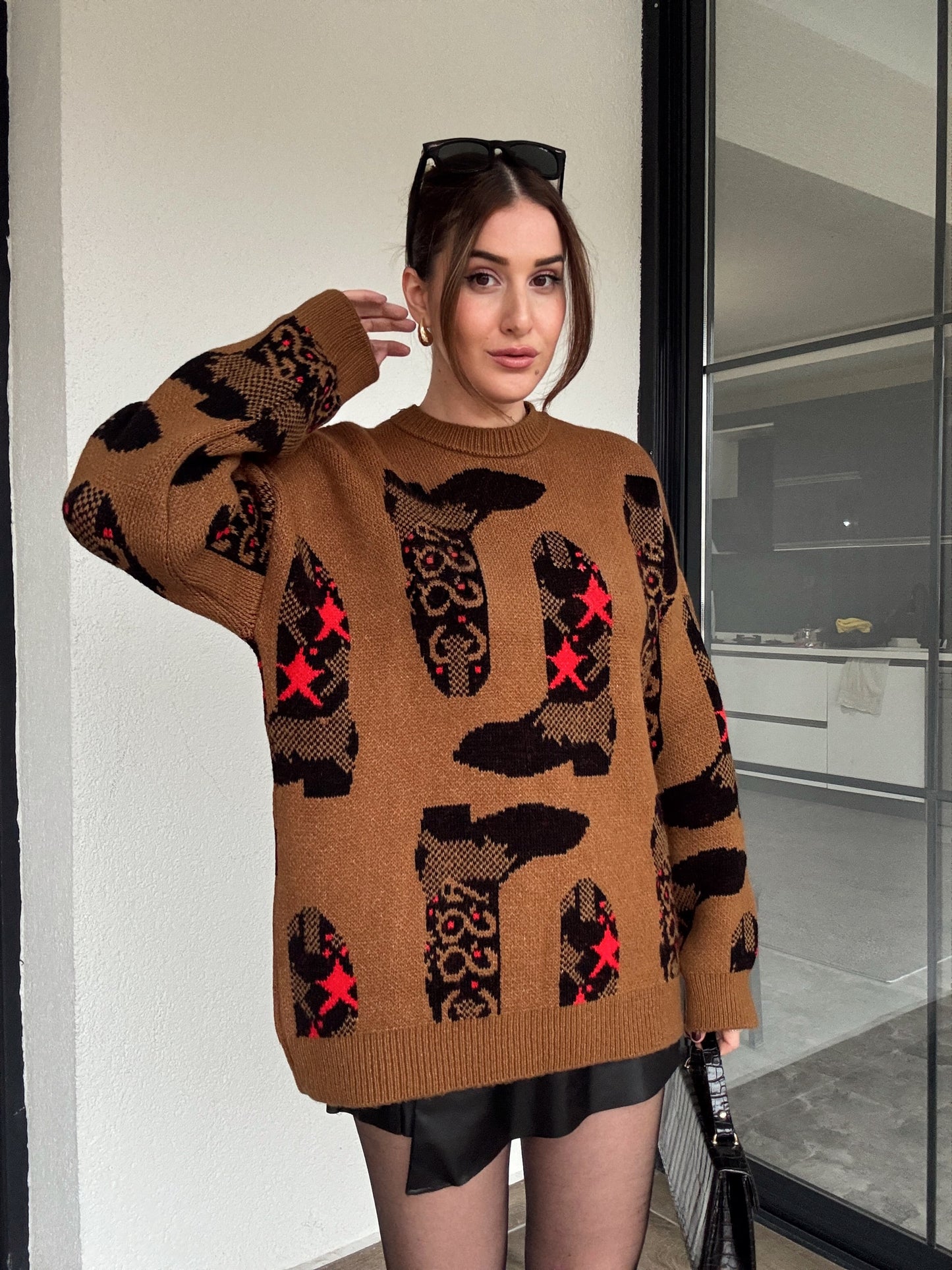 Çizme Desenli Kazak - KAHVERENGİ