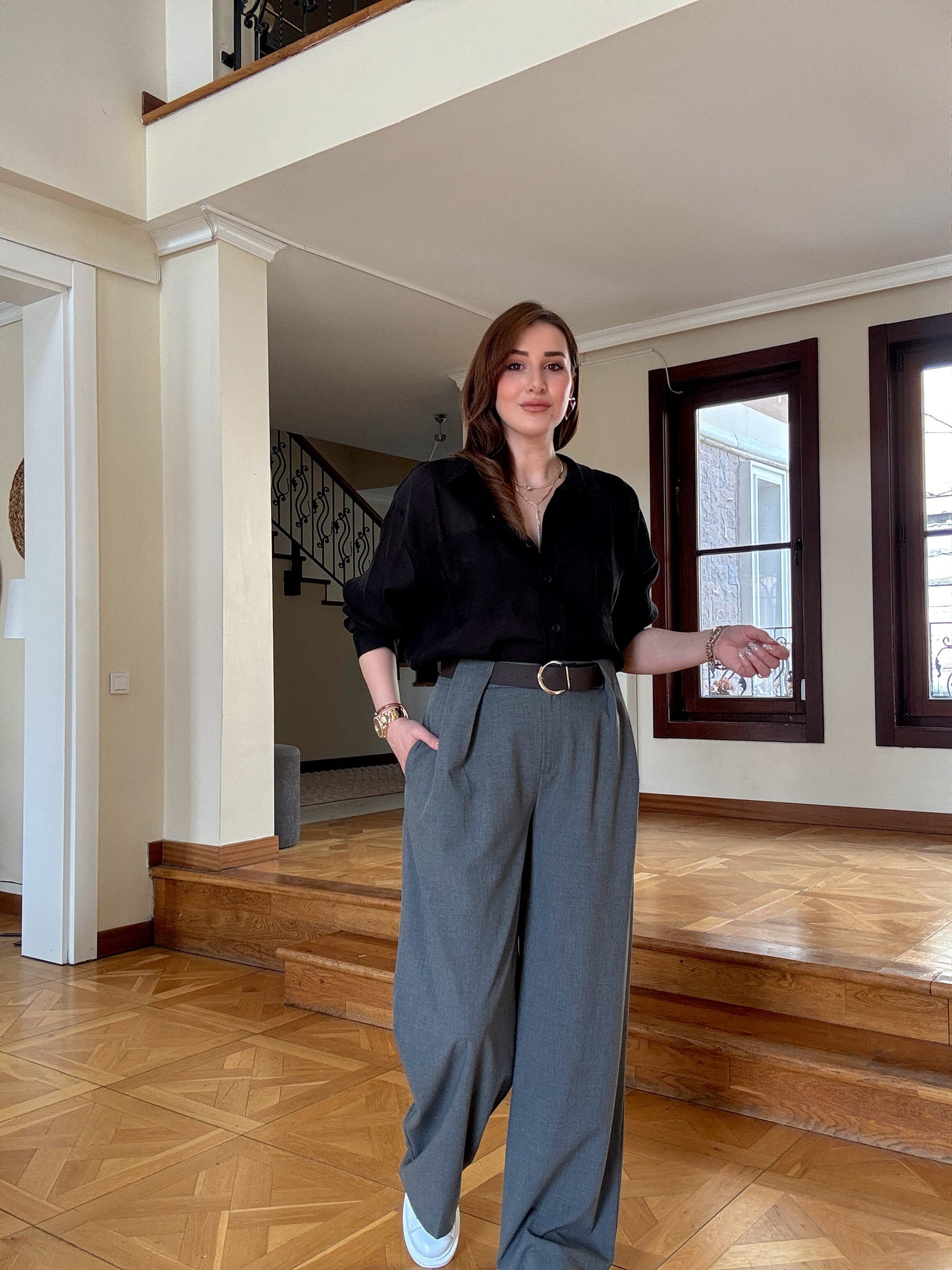 Piliseli detaylı kemerli pantolon Gri