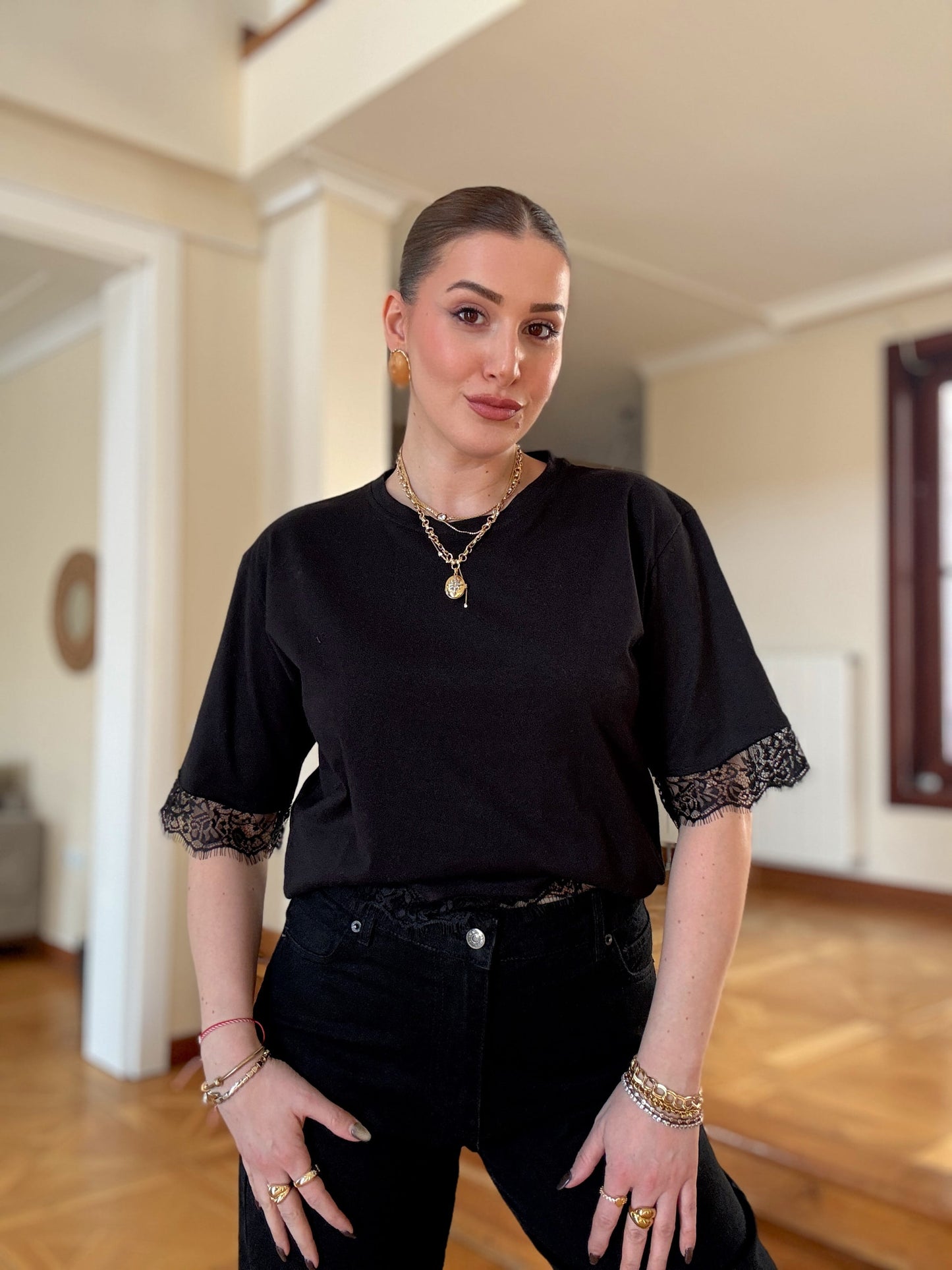 Kolu eteği dantelli tişört Siyah