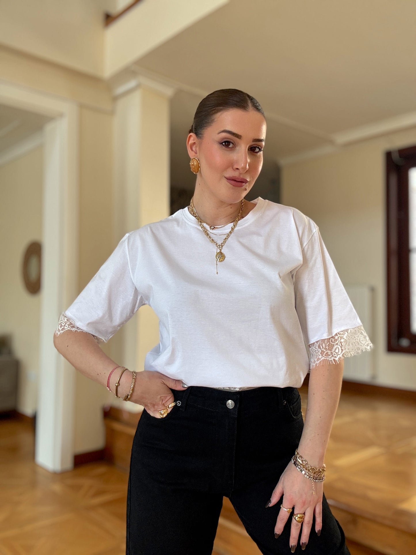 Kolu eteği dantelli tişört Beyaz