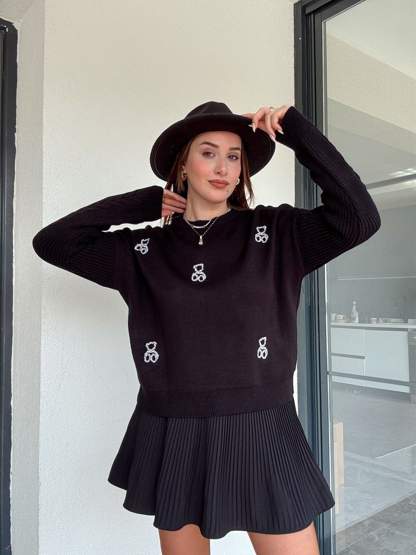 Taş işlemeli ayıcıklı kazak SİYAH