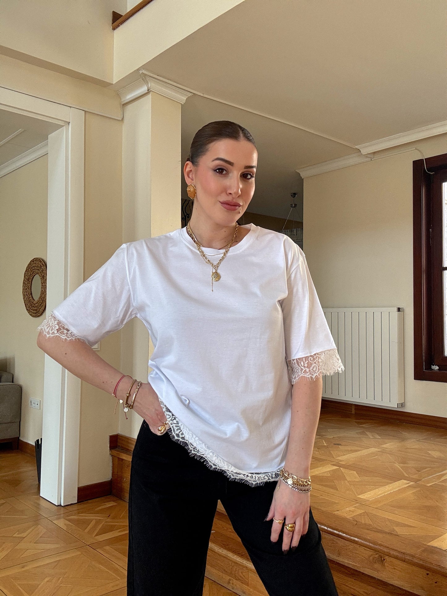 Kolu eteği dantelli tişört Beyaz