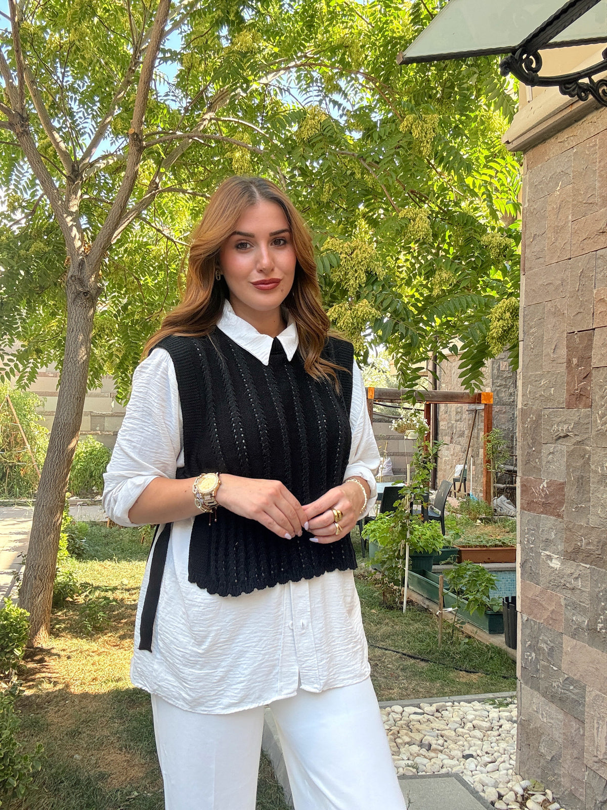 Şerit delik desenli triko yelek Siyah