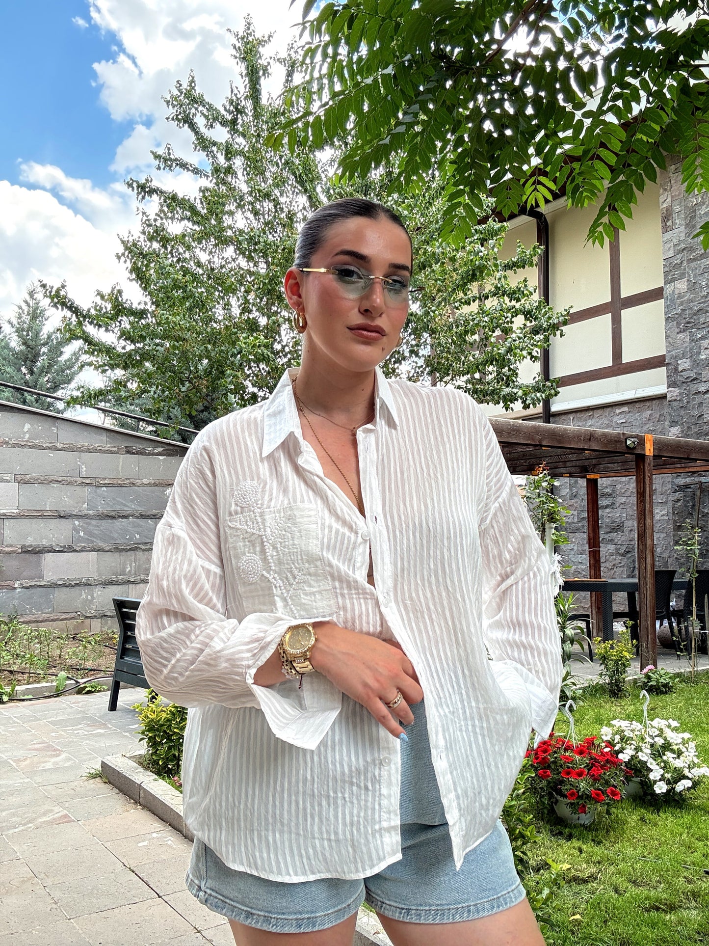 Çiçek taş işlemeli gömlek beyaz